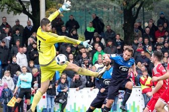 Favoriten im Sachsenpokal souverän - Zwickaus Robert Koch (Mitte) überwand Petr Kralicek von der SG Crostwitz zum vorentscheidenden 2:0.