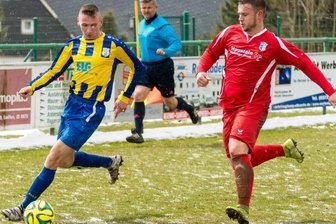 Favoriten lösen Achtelfinaltickets - Auf dem teilweise verschneiten Deutschneudorfer Rasen durfte der Marienberger Andy Rockstroh (links), der hier ein Laufduell gegen Benjamin Kreher gewinnt, mit seinen Motor-Kollegen einen 3:0-Sieg bejubeln.