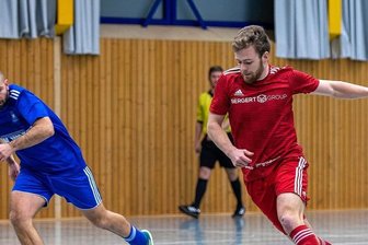 Favoriten stapeln lieber tief - Selbstvertrauen für die Endrunde der Hallenkreismeisterschaft haben die Fußballer des SSV Königshain-Wiederau am vergangenen Wochenende gesammelt. Louis Blüher (M., hier im Spiel gegen Rochlitz) und seine Teamkollegen gewannen den Porphyrcup in Rochlitz.