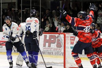 „Favoritenrolle sehe ich nicht“ – Coach der Eishockey-Wölfe aus dem Erzgebirge stapelt vor dem Halbfinale tief - Florian Heinz jubelt. Am Sonnabend starten die Halbfinals.