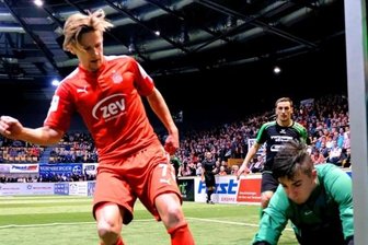 Favoritensieg beim Budenzauber - Torhüter Tommy Kitruschat von der Westsachsenauswahl kann in dieser Szene den Ball vor FSV-Spieler Bentley Baxter Bahn sichern.