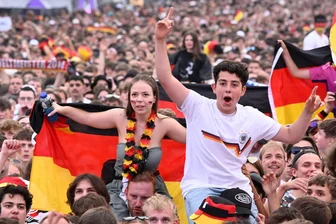 Fazit zur Fußball-EM: Ein Kapitel der guten Laune - Anhänger der deutschen Mannschaft in der Fanzone am Brandenburger Tor in Berlin.