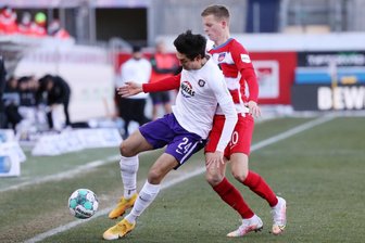 FC Aue gegen Heidenheim: Starker Männel kann Auswärtsniederlage nicht verhindern - Im Bild v.l.: John Patrick Strauß / Strauss (24, Aue) und Dzenis Burnic (20, Heidenheim) 