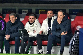 FC Bayern erreicht Viertelfinale in der Champions League: Eine gebrochene Zehe als Heilmittel - Kühlte zwischendurch seine Zehe sogar mit Eisspray: Bayern-Coach Thomas Tuchel (re.) zog es vor, das Spiel sitzend zu verfolgen.