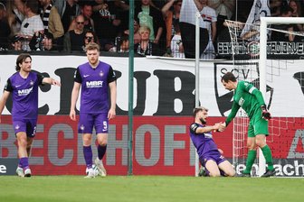 FC Erzgebirge Aue: 1:3-Pleite in Verl bringt das Ende aller Träume - Ein gebrauchter Tag: Torwart Martin Männel hilft nach dem 0:3 dem Eigentorschützen Marco Schikora auf die Beine, links Tim Danhof und Steffen Meuer.