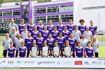 FC Erzgebirge Aue - 3. Liga, Saison 2024/25: Kader, Zugänge, Abgänge, Ansetzungen - Mannschaftsfoto Erzgebirge Aue, Saison 2024/2025, obere Reihe von links: Sportgeschäftsführer Matthias Heidrich, Tim Hoffmann, Can Özkan, Marvin Stefaniak, Mirnes Pepic, Anthony Barylla, Pascal Fallmann, Jonah Fabisch, Franco Schädlich; 3. Reihe von links: Cheftrainer Pavel Dotchev, Co-Trainer Jörg Emmerich, Kilian Jakob, Erik Majetschak, Maxim Burghardt, Linus Rosenlöcher, Torwarttrainer Georgios Berneanou, Co-Trainer Adam Susac; 2. Reihe von links: Teammanager Thomas Romeyke, Athletiktrainer Werner Schoupa, Boris Tashchy, Steffen Nkansah, Marcel Bär, Ricky Bornschein, Niko Vukancic, Physiotherapeut Christian Puschmann, Physiotherapeutin Lisa Wiedner; Untere Reihe sitzend von links: Sean Seitz, Mika Clausen, Tim Kips, Martin Männel, Louis Lord, Max Uhlig, Omar Sijaric, William Kallenbach.