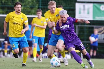 FC Erzgebirge Aue als großes Los im Pokal: So weit sind die Vorbereitungen bei Fortschritt Lichtenstein - In der zweiten Pokalrunde waren Marvin Stefaniak (rechts) und der FC Erzgebirge Aue bei der SG Taucha ihrer Favoritenrolle mit einem 5:0-Sieg gerecht geworden. Wird es in Lichtenstein enger?