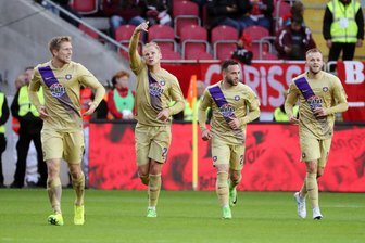 FC Erzgebirge Aue: Bertram sorgt für eine Premiere - Sören Bertram erzielt den Treffer zum 0:1 und jubelte mit Sebastian Hertner, Calogero Rizzuto und Pascal Köpke. 