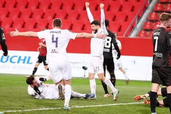 FC Erzgebirge Aue bremst die Gipfelstürmer: 1:1 in Ingolstadt - Ein Ausgleichstor, das Schädelbrummen verursacht: Aue bejubelt das 1:1 durch Marcel Bär (am Boden).