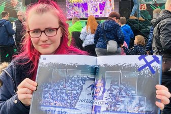 FC Erzgebirge Aue bringt erstmals Sticker-Album auf den Markt: Veilchenfans im Sammel- und Tauschfieber - Michele Keil sicherte sich gleich am ersten Verkaufstag ein Album für die brandneue Sticker-Aktion des FC Erzgebirge Aue. Das Hochglanzheft soll sich nun mit vielen Aufklebern rund um die Wismut-Familie füllen.