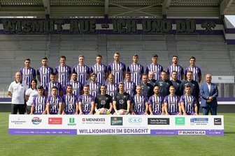 FC Erzgebirge Aue: Das Veilchen-Experiment - Das Team des FC Erzgebirge; hintere Reihe von links: John-Patrick Strauß, Tom Baumgart, Gaetan Bussmann, Erik Majetschak, Sören Gonther, Florian Ballas, Niklas Jeck, Ramzi Ferjani, Ognjen Gnjatic, Dirk Carlson; mittlere Reihe von links: Zeugwart Thomas Romeyke, Physiotherapeutin Marie Koch, Antonio Jonjic, Dimitrij Nazarov, Philipp Zulechner, Jan Hochscheidt, Felix Hache, Co-Trainer Tommy Jähnigen, Co-Trainer Björn Rosemeier, Co-Trainer Marc Hensel, Torwarttrainer Daniel Haas, Cheftrainer Aleksey Shpilevski, Vereinspräsident Helge Leonhardt; vordere Reihe von links: Paul Nowack, Nicolas Kühn, Soufiane Messeguem, Anthony Barylla, Martin Männel, Philipp Klewin, Ben Zolinski, Philipp Riese, Sascha Härtel, Franco Schädlich. oben eingeklinkt (von links): Clemens Fandrich, Malcolm Cacutalua, Tim Kips, Omar Sijaric. 