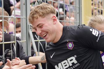FC Erzgebirge Aue: Der coole Max – Männels Nachfolger ist schon da - Max Uhlig klatscht nach seinem gelungenen Profidebüt mit den Auer Fans ab.