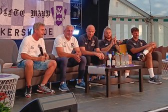 FC Erzgebirge Aue: Der Stammtisch in Großrückerswalde und die brutale Wahrheit - Prominent besetzter Stammtisch: Fanbeauftragter Heiko Hambeck, Cheftrainer Pavel Dochev, Sport-Geschäftsführer Matthias Heidrich sowie die Spieler Marvin Stefaniak und Ricky Bornschein (v. l.) waren zu Gast in Großrückerswalde.