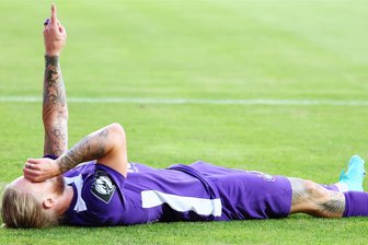 FC Erzgebirge Aue: Derbyheld Stefaniak – „Ein Tor mehr für meine Mama“ - Mit dem Fernglas hinauf bis in die Sterne: Marvin Stefaniaks widmet seine Tore seiner verstorbenen Mutter.