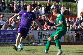 FC Erzgebirge Aue: Die beiden Trainer sind die besten Spieler - und der Sohn des allerersten Übungsleiters ist gerührt - Aues Enrico Kern (links) war beim Traditionsspiel bester Mann auf dem Platz. Hier überläuft er Merkurs Rico Steinel.