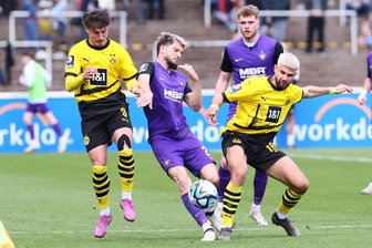 FC Erzgebirge Aue: Dieses Unentschieden ist zu wenig - Marco Schikora (2. v .li.) im Zweikampf mit Dortmunds Antonios Papadopoulos; ganz links Guillermo Lopez Bueno, hinten Steffen Meuer.