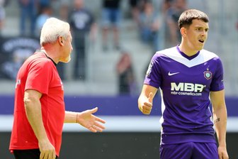 FC Erzgebirge Aue: Dotchev hat sich festgelegt - zwei Neue dürfen schon gegen Hannover ran - FCE-Trainer Pavel Dotchev gibt Maxim Burghardt Anweisungen. Der Rechtsverteidiger darf zum Saisonauftakt gegen Hannover in der Auer Startelf ran.