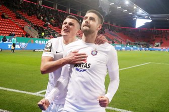 Dimitrij Nazarov (10, Aue) trifft per Foulelfmeter zum 1:2 und jubelt mit den Teamkollegen. Antonio Jonjic (9, Aue).