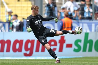 FC Erzgebirge Aue: Ein früher Paukenschlag und ein starker Debütant - Starker Einstand: Aue-Torhüter Max Uhlig.