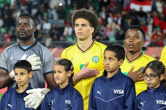 FC Erzgebirge Aue: Ein Winter ohne Pause – Jonah Fabischs unvergessliche Afrika-Cup-Erfahrungen - Jonah Fabisch bei der simbabwischen Nationalhymne vor dem Auftaktspiel gegen Ägypten.