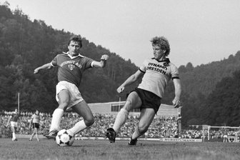 FC Erzgebirge Aue: Eine Fußballlegende wird 75 Jahre alt - Holger Erler (l.) im August 1984 im Zweikampf mit Dresdens Hans-Jürgen Dörner. Die Oberligapartie im Lößnitztal endete 0:3.