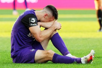 FC Erzgebirge Aue: Entwarnung bei Rosenlöcher, schlechter Rasen in Essen sorgt dennoch für Unmut - Aues Verteidiger Linus Rosenlöcher, nachdem er im Rasen hängengeblieben war und sich dabei das Knie verdreht hatte. 