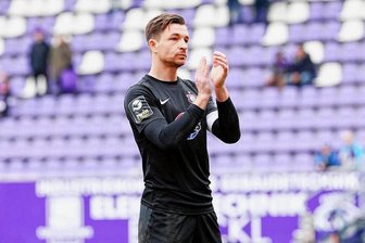 FC Erzgebirge Aue: Falsche Einstellung, Aufstellung oder Taktik? Rätselraten in der Krise - Torwart und Kapitän Martin Männel nach dem Spiel gegen Verl vor der Fankurve. 