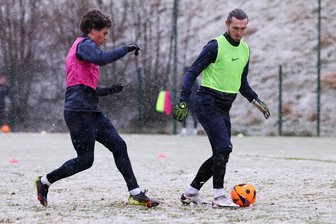 FC Erzgebirge Aue fliegt ins Türkei-Trainingslager - Ab Samstag gibt es für die Auer Kicker Wärme am Mittelmeer statt Winter im Erzgebirge; im Bild: Jonah Fabisch (li.) und Torhüter Tim Kips.