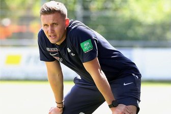 FC Erzgebirge Aue: Für Trainer Aleksey Shpilevski war die Vorbereitung viel zu kurz - Aleksey Shpilevski beobachtet seine Mannschaft beim Testspiel gegen Türkgücü München. Viele Dinge haben dem Trainer des FC Erzgebirge da schon gut gefallen.