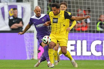 FC Erzgebirge Aue gegen Borussia Dortmund II: Ein Abstauber und ein Traumtor - Heißes Dauerduell an diesem Sonntagabend: FCE-Verteidiger Steffen Nkansah (links) und BVB-Stürmer Paul-Philipp Besong, einst auch für die Veilchen auf Torejagd.