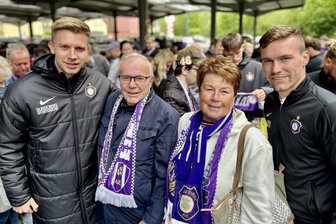 FC Erzgebirge Aue geht auf Tuchfühlung: Wo Fans ihre Idole hautnah erleben - Peter und Christine Heinrich kamen mit den Spielern Erik Majetschak (l.) und Anthony Barylla ins Gespräch.