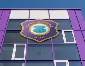 FC Erzgebirge Aue: Gesamter Kader nach Positiv-Test in Quarantäne - Beim Fußball-Zweitligisten FC Erzgebirge Aue befindet sich der gesamte Spielerkader samt dem Trainer- und Funktionsteam ab sofort in häuslicher Quarantäne.