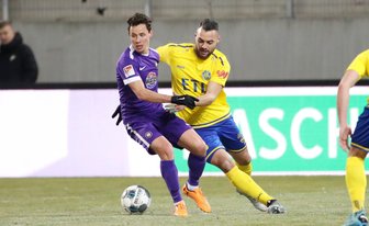 FC Erzgebirge Aue gewinnt Test gegen Lok Leipzig - Zweikampf zwischen Aues Clemens Fandrich (links) und Djamal Ziane von Lok Leipzig.