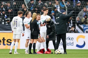 FC Erzgebirge Aue gibt Entwarnung bei Niko Vukancic: Keine strukturelle Verletzung - In Bielefeld musste Niko Vukancic (Mitte) nach einem unglücklichen Zusammenprall verletzungsbedingt ausgewechselt und von den Betreuern gestützt werden.