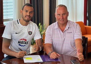 Steffen Nkansah hat sich an FC Erzgebirge Aue vertraglich gebunden - zur Freude von FCE-Präsident Helge Leonhardt.