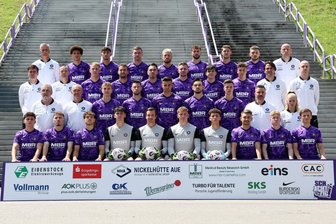 FC Erzgebirge Aue in der Drittliga-Saison 2025/26: Kader, Zugänge, Abgänge und Ansetzungen - Mannschafsfoto Erzgebirge Aue, Saison 2025/2026, hintere Reihe v. l.: Cheftrainer Jens Härtel, Jonah Fabisch, Luan Simnica, Anthony Barylla, Marvin Stefaniak, Eric Uhlmann, Pascal Fallmann, Can Özkan, Sport-Geschäftsführer Matthias Heidrich; 2. Reihe von oben, v. l.: Co-Trainer Jörg Emmerich, Co-Trainer Adam Susac, Jannic Ehlers, Julian Günther-Schmidt, Marcel Bär, Erik Majetschak, Maxim Burghardt, Lukas Schimkus, Torwarttrainer George Berneanou (Vertrag aufgelöst), Athletiktrainer Nils Brendel; 3. Reihe v. l.: Mannschaftsarzt Peter Junghänel, Teammanager Thomas Romeyke, Paul Seidel, Ryan Malone, Tristan Zobel, Boris Tashchy, Finn Hetzsch, Physiotherapeut Christian Puschmann, Physiotherapeutin Lisa Wiedner; Untere Reihe v. l.: William Kallenbach (Abgang FC Eilenburg), Maximilian Schmid, Mika Clausen, Louis Lord, Martin Männel, Max Uhlig, Theo Kretschmer, Julian Guttau, Erik Weinhauer, Moritz Seiffert.