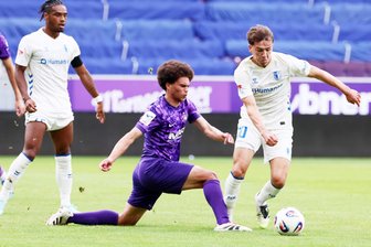 FC Erzgebirge Aue: Jonah Fabisch muss Länderspielreise absagen – Traum vom Afrika-Cup lebt weiter - Jonah Fabisch (links) wirft sich hinein und spitzelt Noah Pesch den Ball von den Füßen.