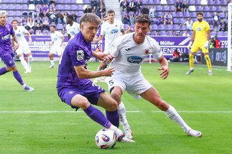 FC Erzgebirge Aue kassiert Heimpleite gegen Viktoria Köln: Miserable Chancenverwertung und Pfiffe von den Rängen - Maximilian Schmid, im Duell mit dem Kölner Leonhard Münst (r.), blieb ebenso wie die komplette Offensivreihe des FCE zum wiederholten Male torlos.
