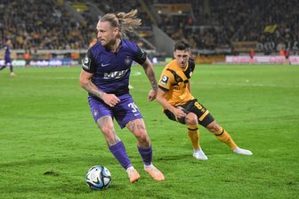 FC Erzgebirge Aue: Marvin Stefaniak versteht die Pfiffe in Dresden nicht - Marvin Stefaniak vor Dresdens Jonathan Meier.