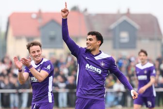 FC Erzgebirge Aue: Mit dem Schwung aus dem Pokal gegen Dortmund - Ali Loune bejubelt sein Kopfballtor zum 2:0 für den FC Erzgebirge, Mirnes Pepic (li.) applaudiert.