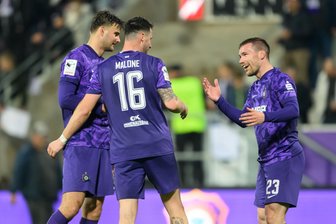 FC Erzgebirge Aue mit Fokus aufs Pokalfinale – Ryan Malone: „Haben viel kaputtgemacht“ - Ryan Malone (16), hier im Gespräch mit seinen Defensivkollegen Tristan Zobel (l.) und Anthony Barylla (r.), richtet den Blick auf das Endspiel im Sachsenpokal.