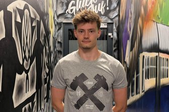 FC Erzgebirge Aue: Nächster Neuzugang steht fest – „stabil und verlässlich“ - Hat den Veilchenlook schon anprobiert: Aues Neuzugang Willi Kamm.