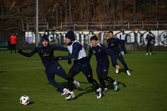 FC Erzgebirge Aue: Nagt das Dotchev-Aus noch an der Mannschaft? „In der Kabine kein Thema mehr“ - Mirnes Pepic (am Ball) wird im Training von seinen Mitspielern Marcel Bär (links) und Omar Sijaric gestört.