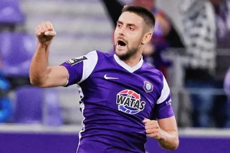 FC Erzgebirge Aue: Nazarov im Glück - und in Duisburg nicht dabei? - Pure Freude bei Dimitrij Nazarov: Der 33-Jährige ist in der Nacht von Dienstag auf Mittwoch Vater von der kleinen Lisa geworden. Alle Beteiligten sind wohlauf. Foto: Sven Sonntag/Picture Point/Archiv