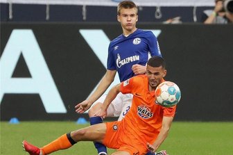 FC Erzgebirge Aue: Neuer Stratege im Zentrum hat genug von Unentschieden - Sommerneuzugang Soufiane Messeguem (vorn) hat beim FC Erzgebirge Aue mit starken Leistungen überzeugt. Beim 1:1 auf Schalke (hier gegen Jaroslaw Michailow) stand er zum zweiten Mal in der Startelf. 