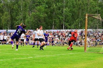 FC Erzgebirge Aue: Neuzugang trifft beim ersten Testspiel doppelt - Vor prächtiger Kulisse scheitert der Auer Angreifer Boris Tashchy (links) in dieser Szene am Erlbacher Torhüter Maximilian Teschauer. 