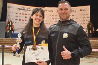 FC Erzgebirge Aue: Noch mehr Erfolge für die Veilchenringer – und ein Dämpfer in Pausa - Melanie Haase vom FC Erzgebirge Aue und ihr Trainer Björn Schöniger freuen sich über Bronze bei der deutschen Meisterschaft der U 17.