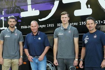 FC Erzgebirge Aue präsentiert zwei weitere Neuzugänge - Die Neuzugänge Ognjen Gnjatic (l.) und Philipp Klewin (3. v. l.) mit FCE-Präsident Helge Leonhardt und Trainer Dirk Schuster.