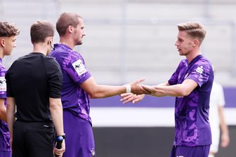 FC Erzgebirge Aue: Ricky Bornschein kehrt nach Krebserkrankung aufs Spielfeld zurück - „Wichtig ist, dass er wieder da ist“ - Ricky Bornschein (links) kommt für Erik Majetschak ins Spiel.