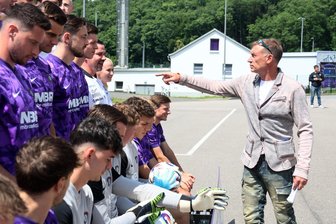 FC Erzgebirge Aue: So lief das Shooting für das Mannschaftsfoto - Die Veilchen-Elf nimmt Aufstellung zum Mannschaftsfoto. Pressesprecher Lars Töffling dirigiert das Geschehen.
